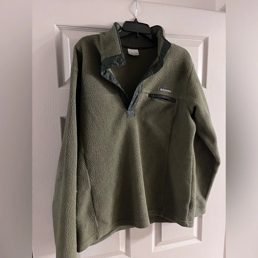 Medium Columbia Sweatshirt - Picture 1 of 2